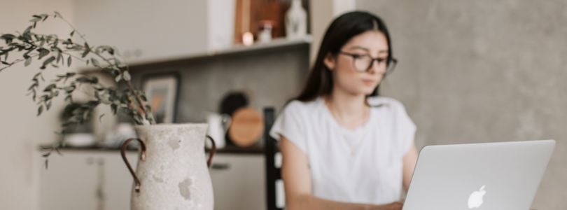 Mujer concentrada en su laptop al estudiar en línea